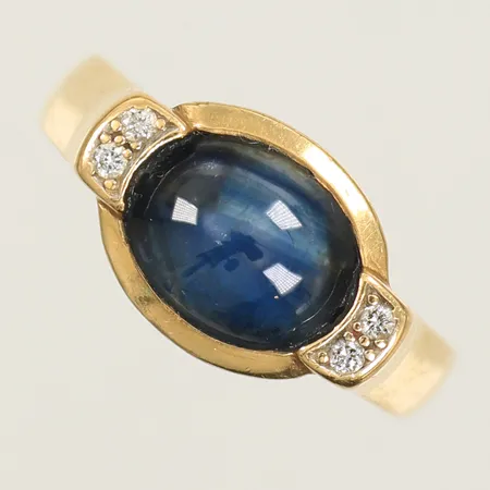 Ring med blå sten och 4 diamanter 0,06ct totalt, stl 17½ bredd 3-10mm, 18K 6,4g Vikt: 6,4 g