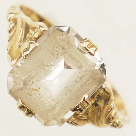 Ring med syntetisk spinell stl:18 bredd 1,5mm tillverkad av Guldvaruaktiebolaget G. Dahlgren & Co Ab år 1954 18K  Vikt: 3 g