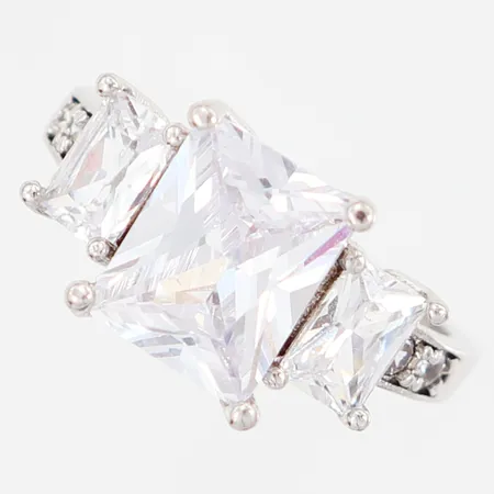 Ring med vita stenar stl:17½ bredd 2-10mm, silver 925/1000 Vikt: 4,2 g