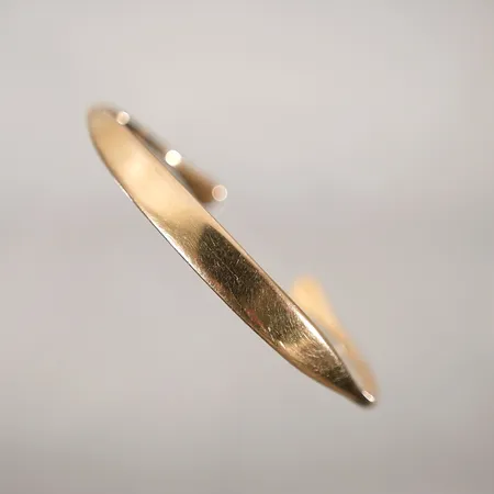 Armring stel ca Ø 5.8-6.7cm 18k 15,7g. Lätt bucklig skena