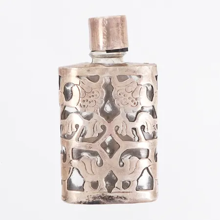 Parfymflaska silver med glasinsats Mexico höjd 6,5cm, kork med bortfall på plastgängor men går att stänga, silver 925/1000 Bruttovikt: 27,7gram Vikt: 0 g