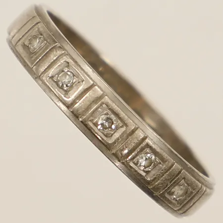 Ring med diamanter 5xca0,01ct stl:16, bredd 3,6mm gravyr vitguld 18K Vikt: 2,8 g