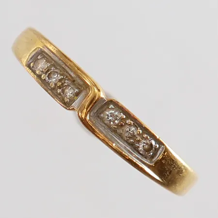 Ring med diamanter 6 x 0,015ct stl:17¾ bredd 1,5-3,5mm 18K. Vikt: 2 g