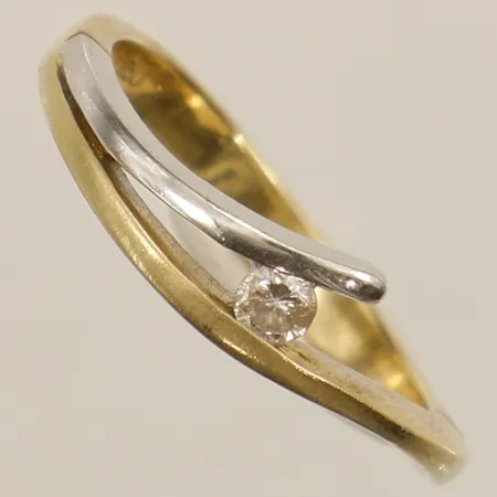 Ring med diamant 1xca0,10ct stl:18 bredd 5,5mm, detalj i vitguld 18K Vikt: 4,6 g