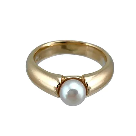 Ring i 18K guld med odlad Pärla Ø 5,5 mm, blåvitrosa ton, god lyster, BEH Bengt Hallberg Guldsmeds AB, stl:16,0 mm, skenans bredd 3,7 - 5 mm, fint skick Vikt: 7,3 g