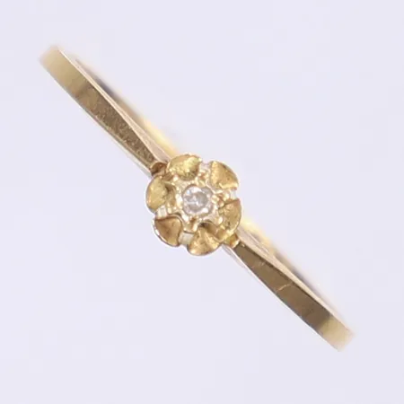 Ring med diamant 1xca 0,015ct WSI enligt gravyr stl:17½ bredd 1-4mm, svenska stämplar, 18K  Vikt: 1,2 g