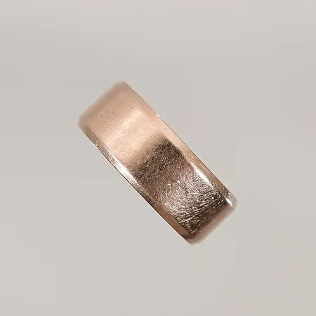 Slät ring stl:17¾ bredd: 7mm 14k 3,9g Vikt: 3,9 g