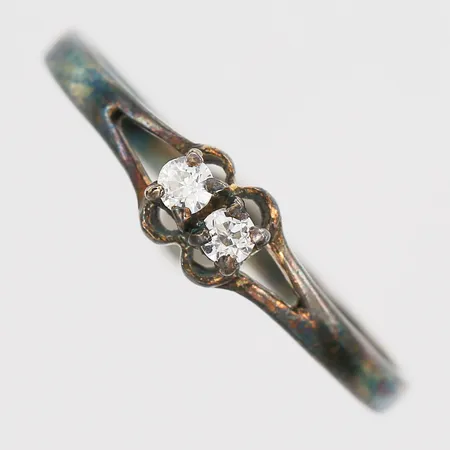 Ring med vita stenar, stl: 16¾, silver 835/1000 Vikt: 0,8 g