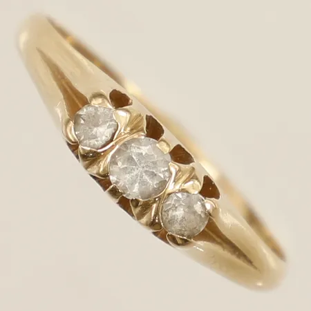 Ring med vita stenar stl:18½ bredd 4,6mm 18K Vikt: 2,4 g