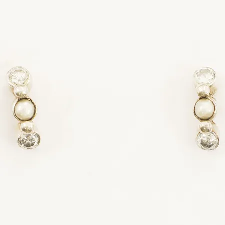 Ett par örhängen med vita stenar samt pärlor längd 16,4mm bredd 5mm KUMKUM silver 925/1000 Vikt: 3,6 g