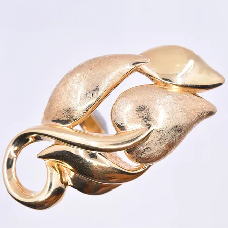Ring stl:19½ bredd 6-73 mm ihålig 18K. Vikt: 7,4 g