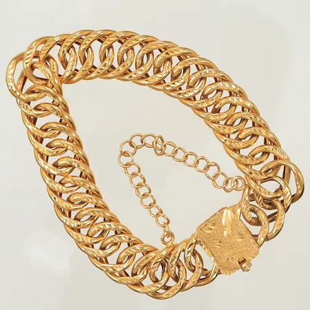 Armband Pansar med mönster och säkerhetskedja, omkrets ca 18cm, bredd 13mm, 21K, 25,7g Vikt: 25,7 g
