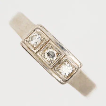 Ring med åttkantslipade diamanter 3xca0,03ct stl:16½, bredd 2-5mm, vitguld, 18K Vikt: 2,9 g