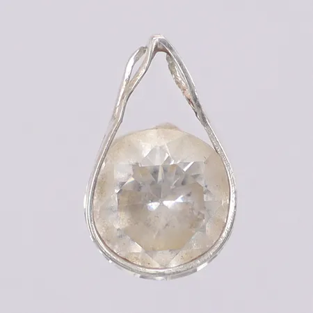 Hänge med vit sten bucklig längd: ca 1,1cm bredd: ca 2-7mm GHA 925/1000 silver Vikt: 0,7 g
