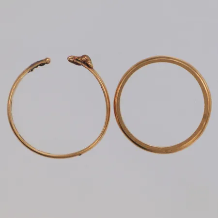 2 ringar, graverade, defekt, 18K Vikt: 5,6 g