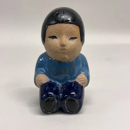Figurin Mei Lisa Larson Rörstrand, ur serien All Världens Barn, höjd 10cm, delvis glaserat stengods, ojämnheter i glasyren, ostämplad