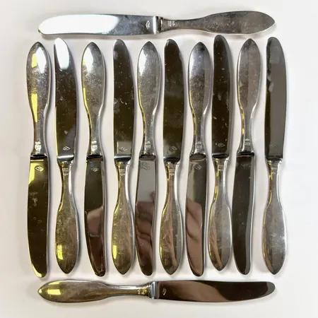 12st Matknivar 22cm, 12st gafflar 19cm, 12st dessert knivar 18cm, 12st dessert gafflar 16cm, 4 st smörknivar 16cm, 2st kompottskedar 15cm, 1 slev 17cm, 1 kniv 21cm, silver 830/1000 Bruttovikt: 2068g Vikt: 2068 g