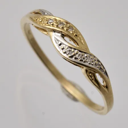 Ring stl:18½ bredd 1,3-4,7mm, 6st diamanter 8/8 slipade, 0,04ct enligt gravyr, vitdulds detalj, 18K, 2,02g.