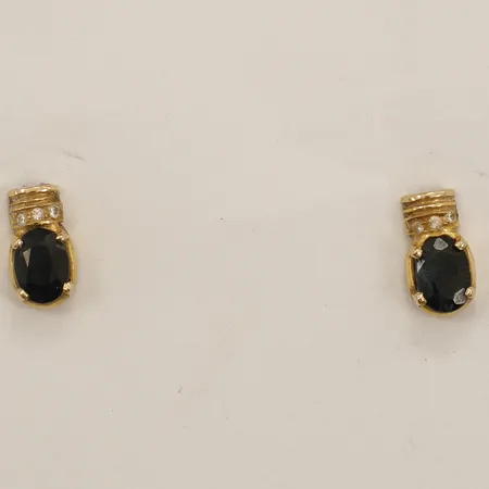 Ett par örhängen med onyxer och vita stenar Ø6,1mm något böjd stift 18K Vikt: 2,6 g