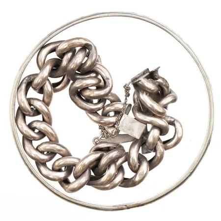 Två armband, defekter/gravyrer, 830-925/1000 silver Vikt: 35,3 g
