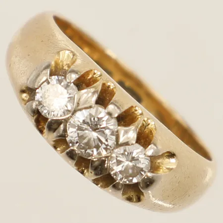 Ring med diamanter totalt 0,52ct TW/VVS, stl 16½ bredd 7,1mm 18K Vikt: 7,7 g