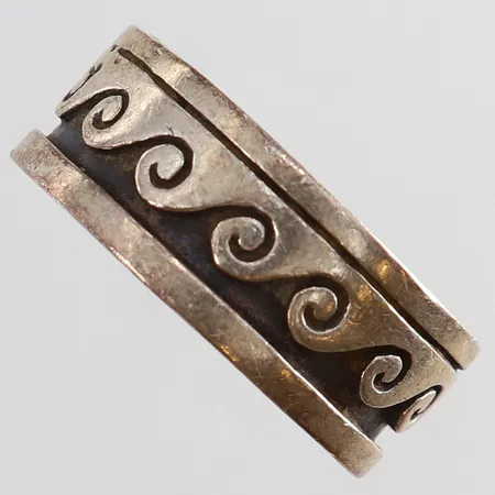 Ring med dekor stl:23¼ bredd 10,5mm Silver 925/1000.  Vikt: 12,2 g