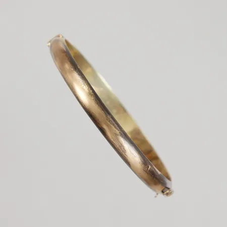Armring Ø ca 56mm, bredd 6mm, säkerhetskedja saknas, missfärgad, 14K Vikt: 8,7 g