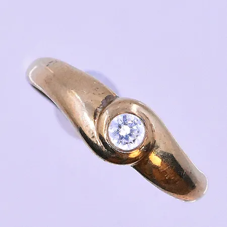 Ring med vit sten stl:17 bredd 2-6 mm 14K. Vikt: 1,4 g