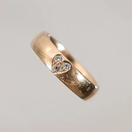 Slät ring med diamanter 3x ca 0,02ct stl: 18½ med gravyr 18k  Vikt: 6,2 g