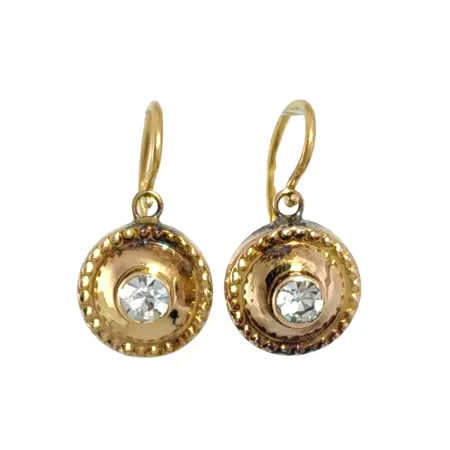 Örhängen i 19K guld (800/1000), vita stenar, längd 14 mm, bredd 8 mm, stenar utan anmärkning Vikt: 0,9 g