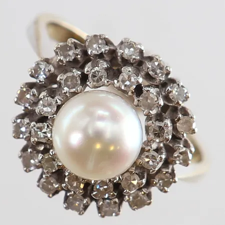 Ring med odlad sötvattenpärla samt 8/8-slipade diamanter 28 x ca 0,02ct totalt ca 0,55ctv stl:17¾ bredd 2-15mm behov av omrodiering vitguld 18K.  Vikt: 6,5 g