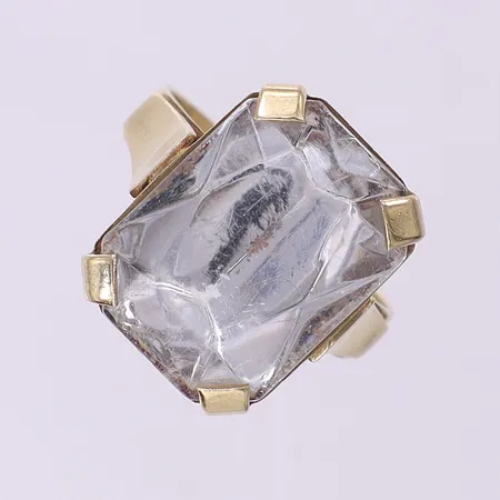 Ring med sten stl:18½, bredd 3-18mm, foliering bakom sten sannolikt i silver, repor på sten, synlig fog, något skev, 14K.  Vikt: 5,7 g