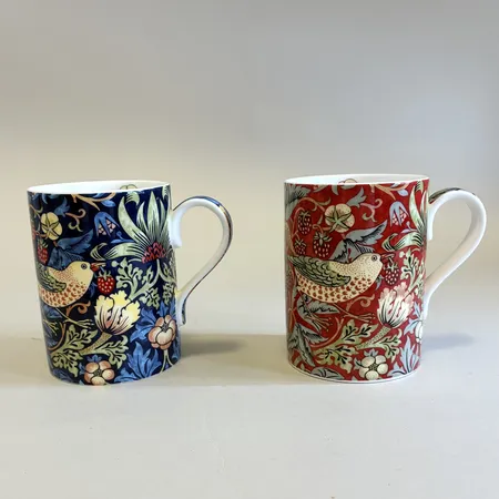 Två Koppar Morris & Co Royal Worcester Strawberry thief höjd ca 11cm. Skickas med paket.