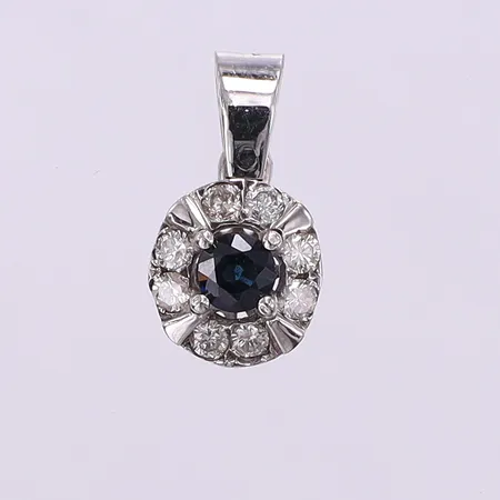 Hänge med troligtvis safir och diamanter ca 8xca0,04ct, längd 18,2mm bredd 9,4mm, vitguld. 18K  Vikt: 2,3 g