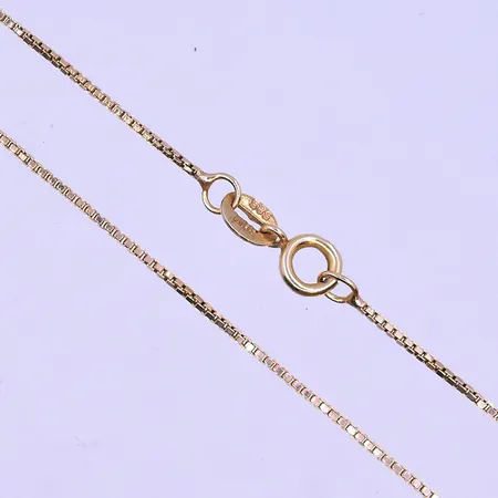Kedja Venezia längd 57 cm bredd 1 mm defekt lås och 2 länkar lagning 14K. Vikt: 3,6 g