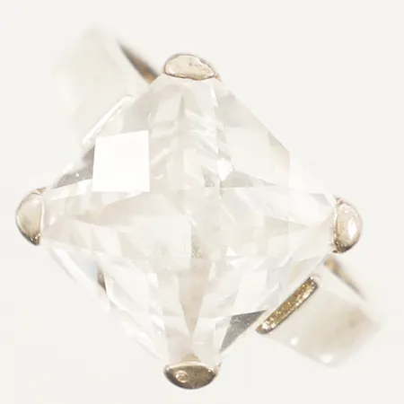 Ring med vit sten stl:17½ bredd 2,6mm GHA något skev skena silver 925/1000 Vikt: 6,7 g