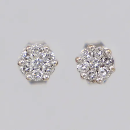 Ett par örhängen med diamanter 2 x ca 0,05ct samt 12 x ca 0,01ct, Ø ca 5mm, vitguld, 18K Vikt: 1,5 g