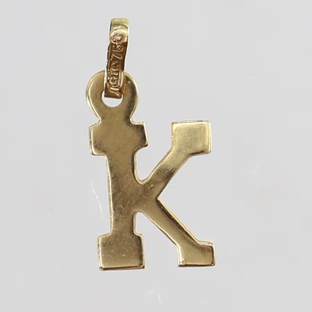 Hänge"K" 16x7,5mm ink ögla 18K. Vikt: 0,5 g