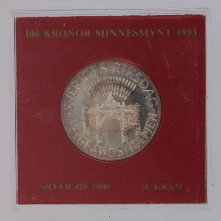 Minnesmynt Helgeandsholmen 1983, 100kr, Ø32mm, repigt plastetui, 925/1000 silver  Vikt: 16 g