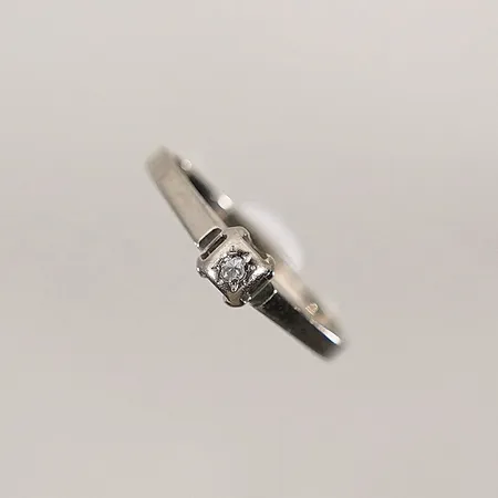Ring i vitt guld med diamant 0,01ct stl: 17mm bredd 2-4.2mm 18k 2,3g Vikt: 2,3 g