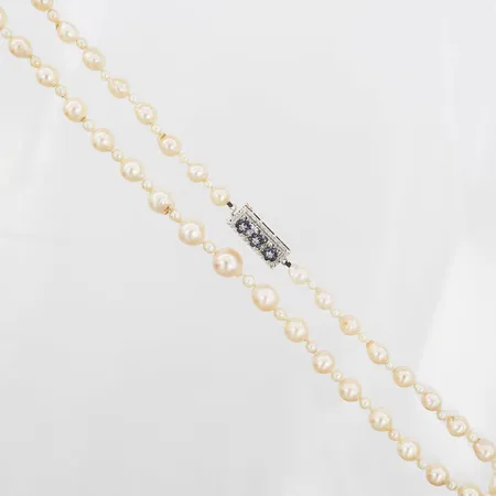 Pärlcollier doserat med semibarocka odlade saltvattenpärlor, Ø3-9mm, längd 44cm, lås med safirer och åttkantsslipade diamanter, två defekta klor, slitage på pärlor, 18K vitguld Vikt: 21 g