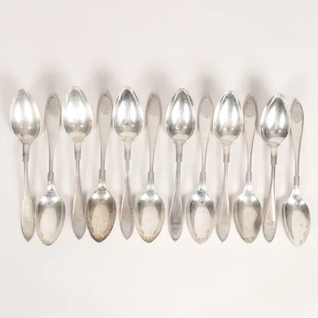 Tolv matskedar modell Svensk spets, längd 224mm, monogramgravyr "A.M.", tillverkad av Gustaf Möllenborg, Stockholm 1908, silver 830/1000 Vikt: 857,8 g