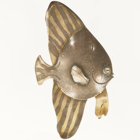 Brosch fisk längd 90mm bredd 50mm Den Danske Ella Hansen år 1946 defekt vid nål silver  Vikt: 19,2 g