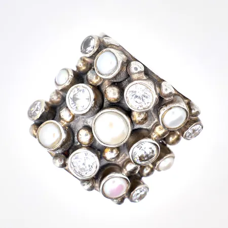 Ring med vita stenar och pärlor stl 17, bredd 14-21mm, KumKum, 925/1000 Silver, Vikt: 19,4 g