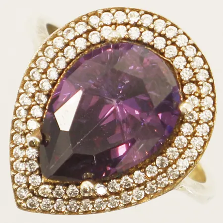 Ring med lila samt vita stenar stl:19½ bredd 20,7mm förgylld silver 925/1000 Vikt: 5,5 g
