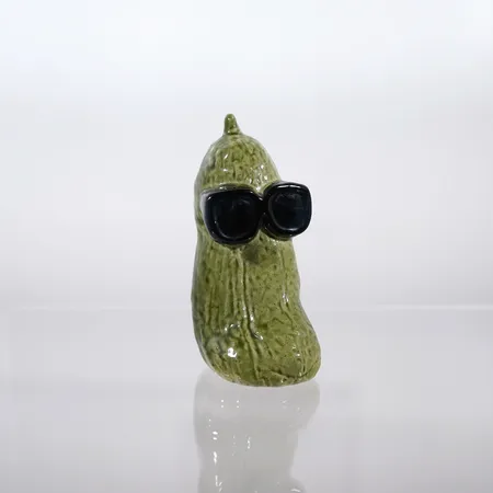 Saltgurka med solglasögon i keramik höjd: cirka 11.5cm bredd: ca 5-6cm  Specialfrakt, kontakta pantbankskontoret för mer information.
