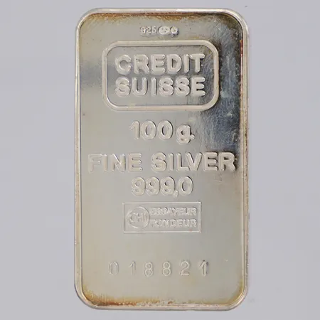 Silvertacka Credit Suisse, serienr 018821, längd 47,5mm, bredd 27,5mm, repig, silver 999/1000 Vikt: 100 g