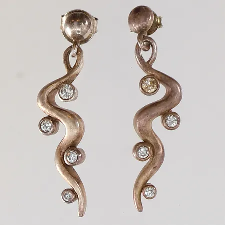 Ett par örhängen med vita stenar 31,5x7,5mm Silver 925/1000.  Vikt: 5,2 g