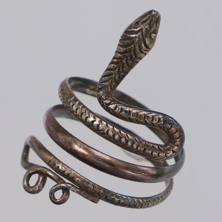 Ring Orm stl:18¾, bredd 34mm, 925/1000 silver Vikt: 3,7 g