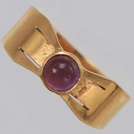 Ring med cabochonslipad ametist stl:17½, bredd 7,4mm, år 1967, 18K Vikt: 2,6 g